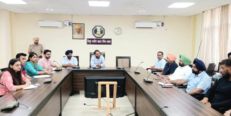 उपायुक्त द्वारा पुआल का रख-रखाव करने वाले बेलर मालिकों एवं उद्योग मालिकों के साथ बैठक